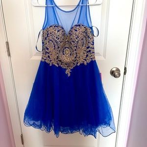 Im selling this bc I need $$ for college! Size 4 never worn brand new with tags